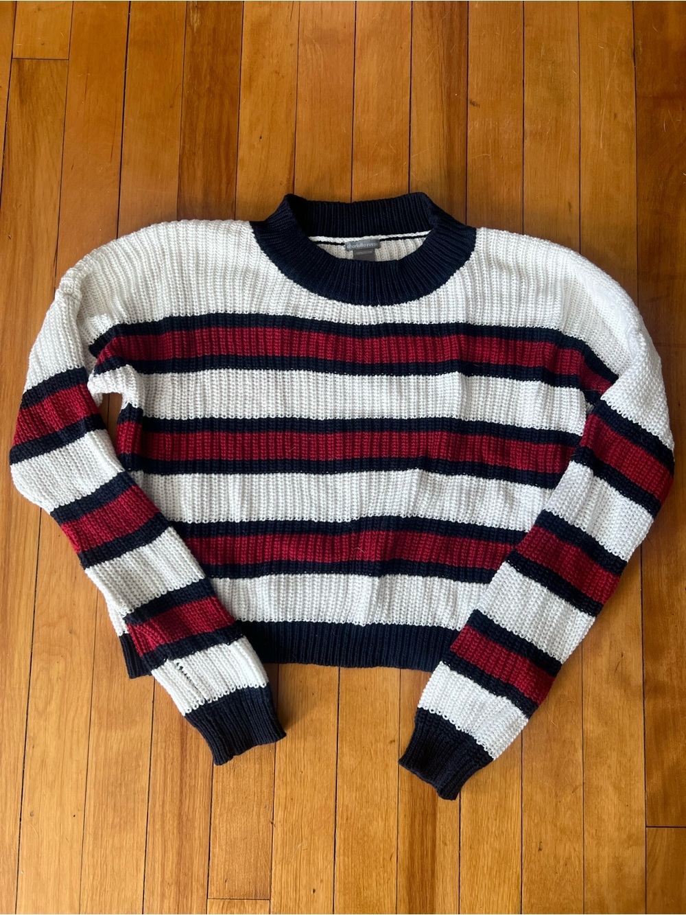 Charlotte Russe Cropped Crewneck Sweater in White, Navy & Red